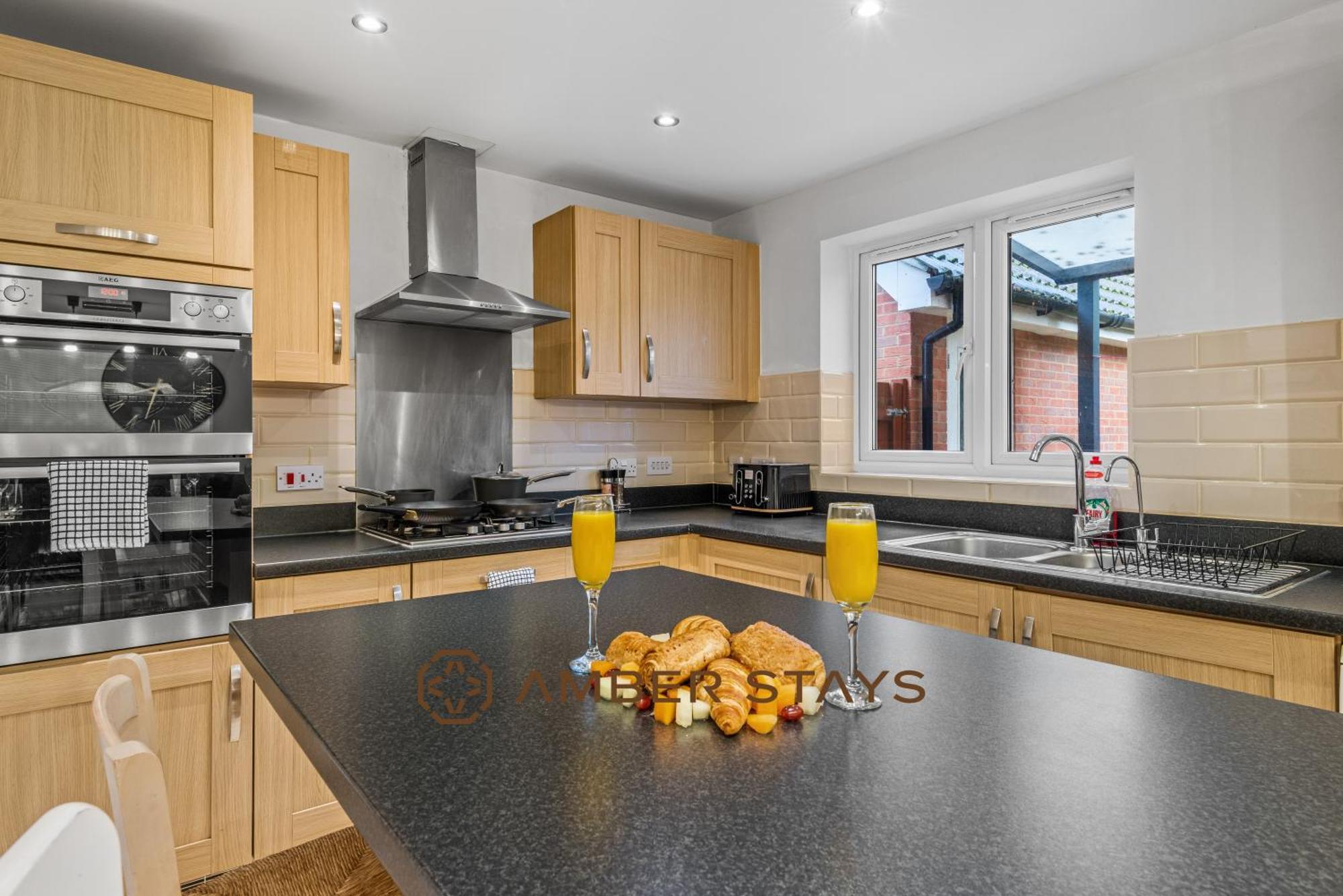 Spacious 5 Bed House In Reading By Amber Stays, Perfect For Business & Contractors, Sleeps 12! Exterior photo