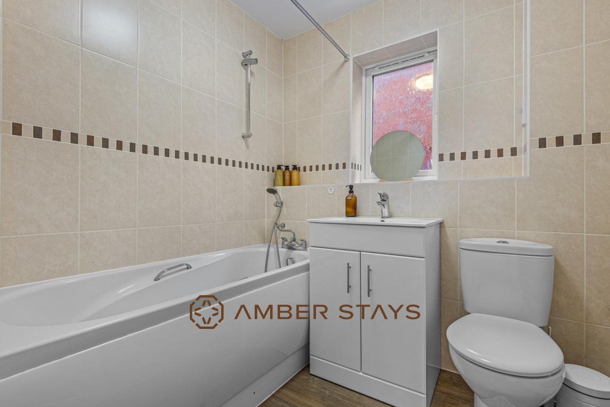Spacious 5 Bed House In Reading By Amber Stays, Perfect For Business & Contractors, Sleeps 12! Exterior photo